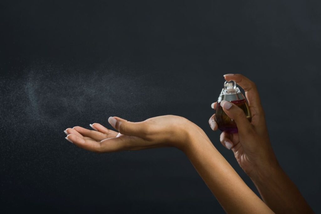 Femme Se Parfume