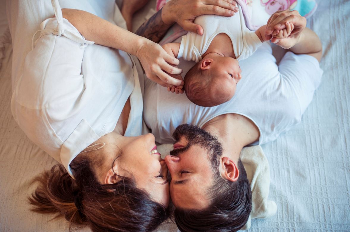 Couple Au Lit Avec Bébé