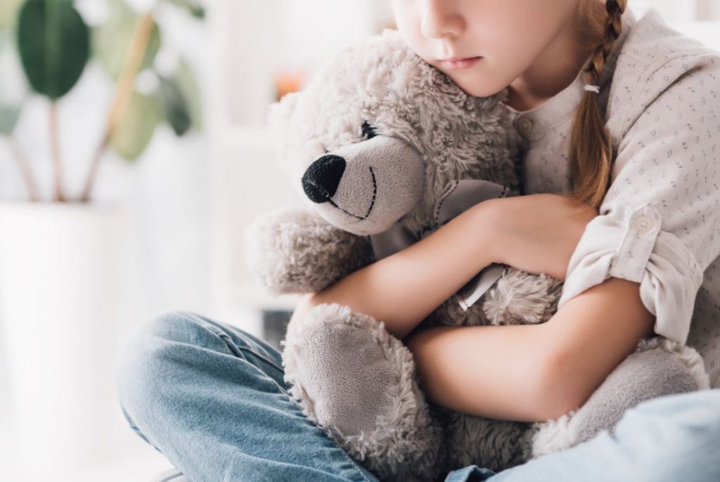 Enfant Seule Et Triste
