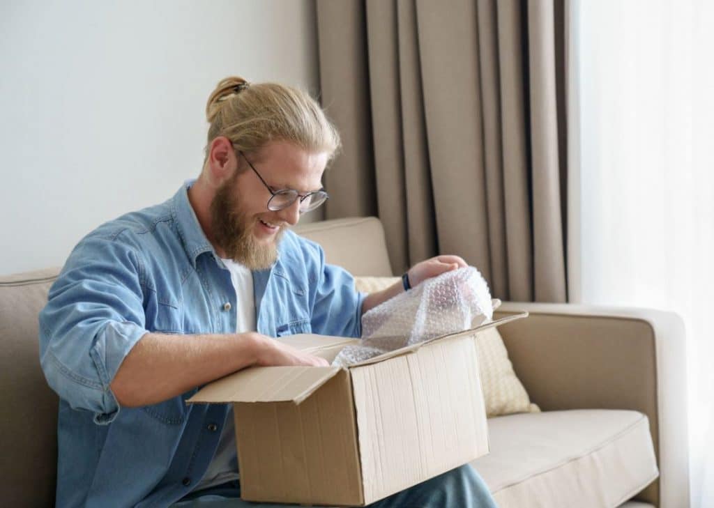 Homme Heureux Reçoit Cadeau