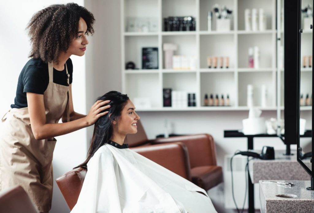 Femme Chez Le Coiffeur