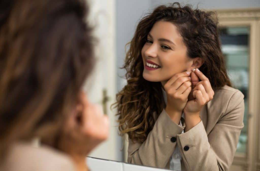 Femme Porte Boucles D'oreille