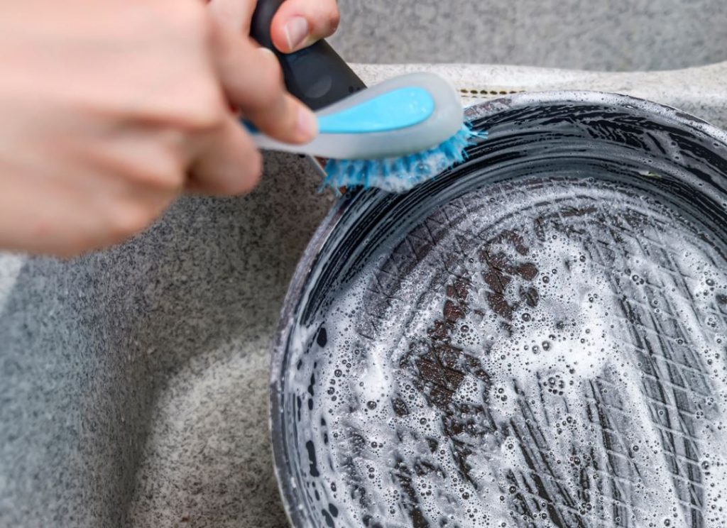 Nettoyer une poêle anti adhésive conseils et solutions