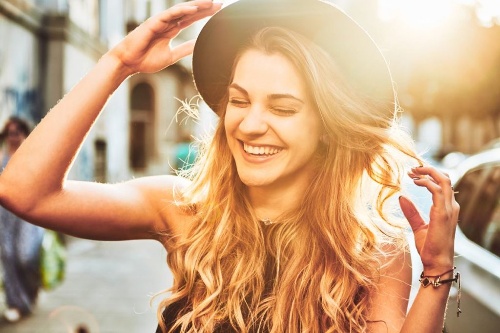 Femme Avec Un Chapeau