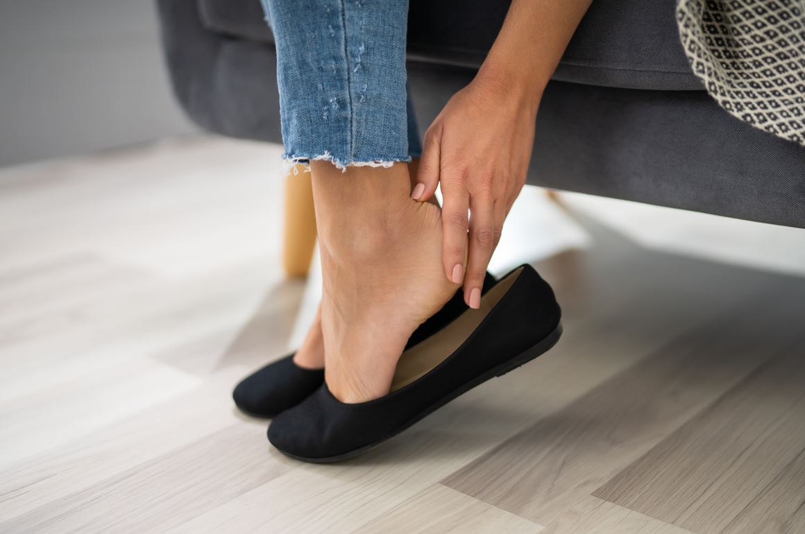 Femme Enlève Ses Chaussures