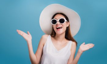 Femme Porte Un Chapeau Blanc