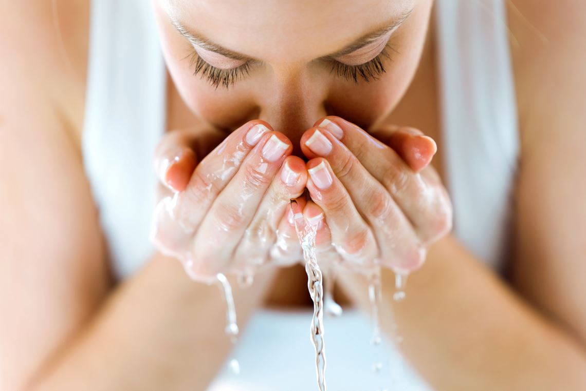 Réveiller La Peau Du Visage Avec De L'eau