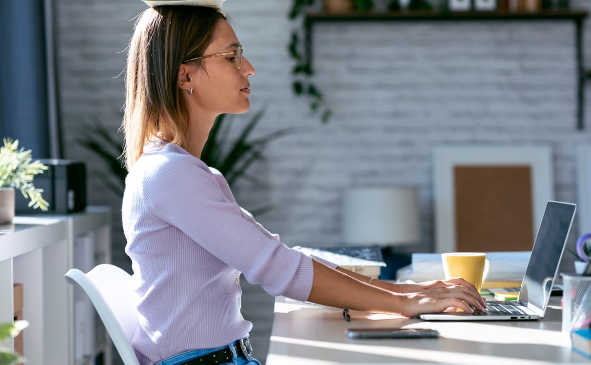 Femme Se Tient Droite Au Bureau Posture