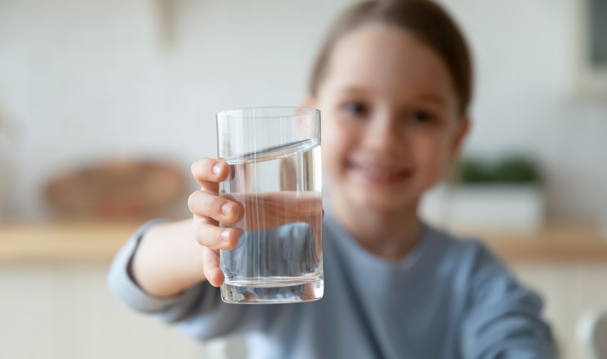 Enfant Boit De L'eau