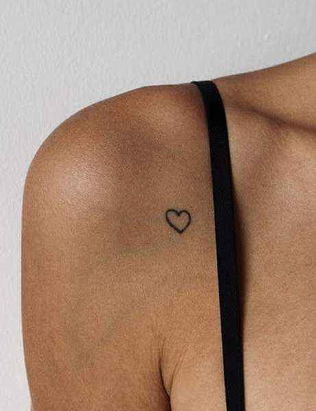 tatoo Discret cœur sur l epaule