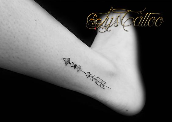 tatouage fleche Cheville