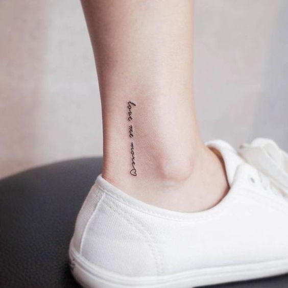 Une phrase tatouée à la cheville