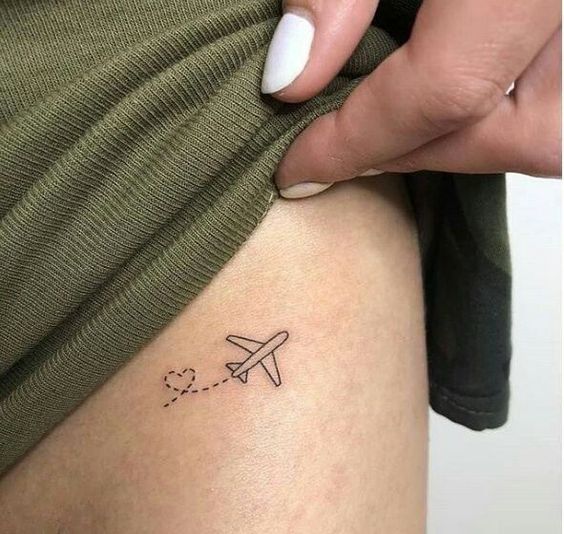 tatouage petit avion discret 