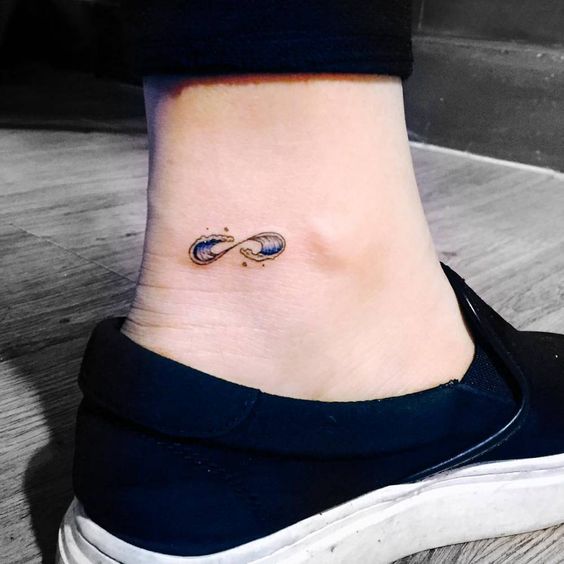 Le symbole infini tatoo cheville