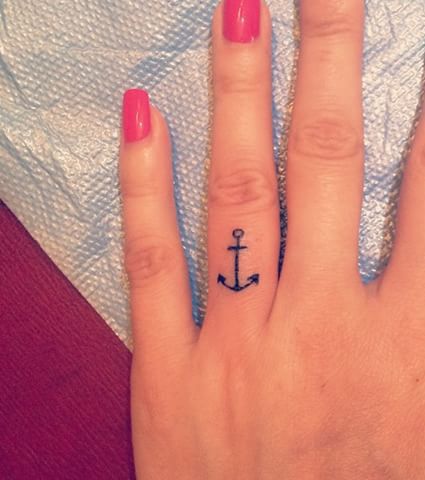 ancre marine tatouage doigt