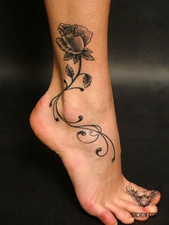 tatouage Une rose à la cheville