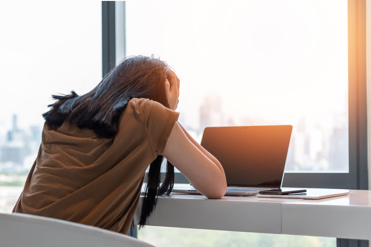 Femme vit unecrise d'angoisse, stressante déprimé de personne émotionnelle