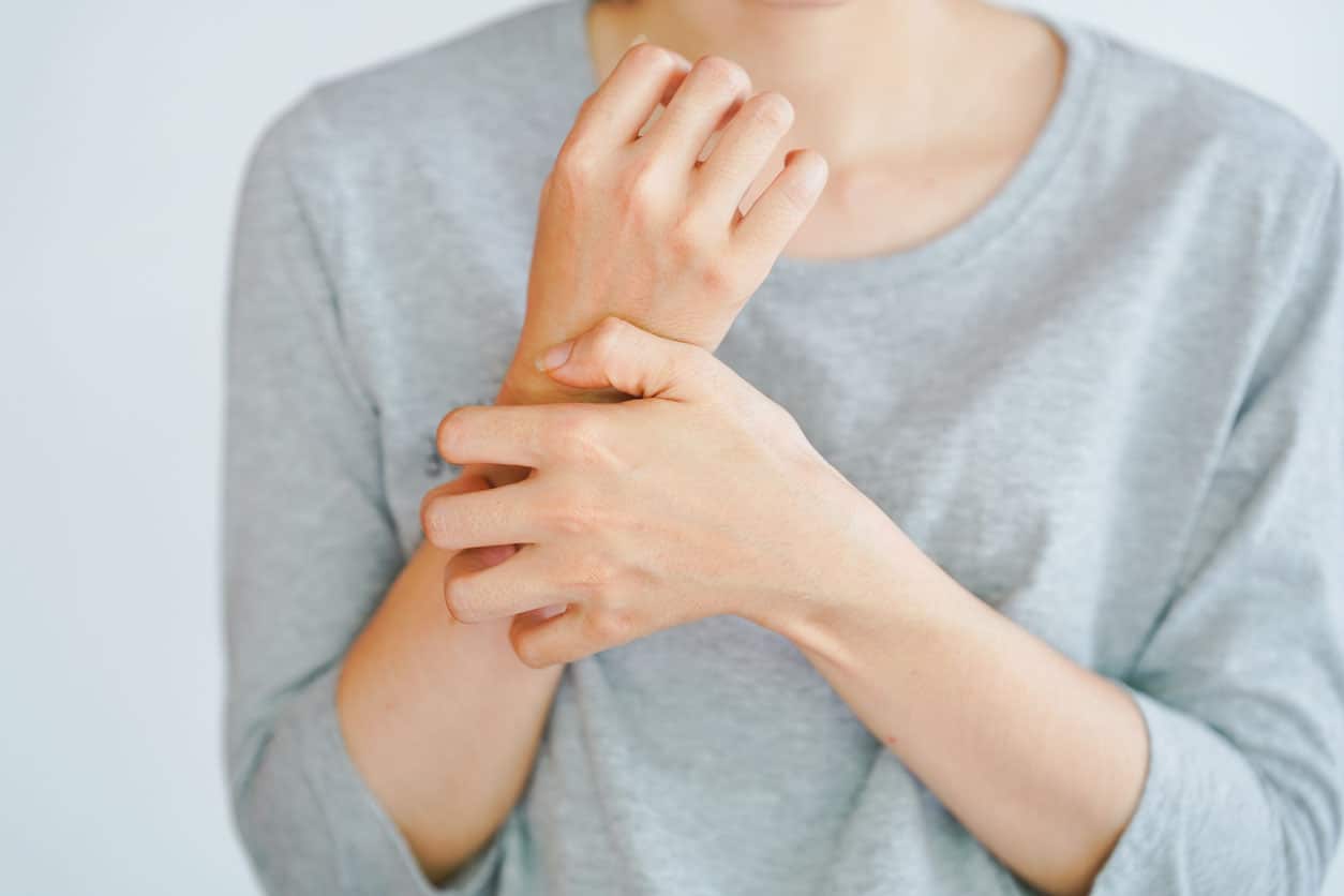 femme qui se gratte le bras a cause du psoriasis