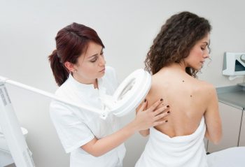 Femme à Dermatologie examen