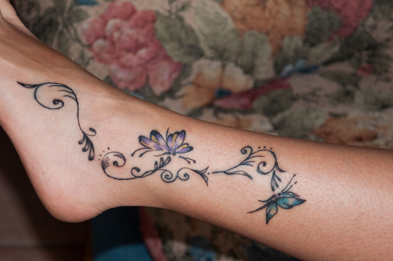 tatouage de fleur montante cheville