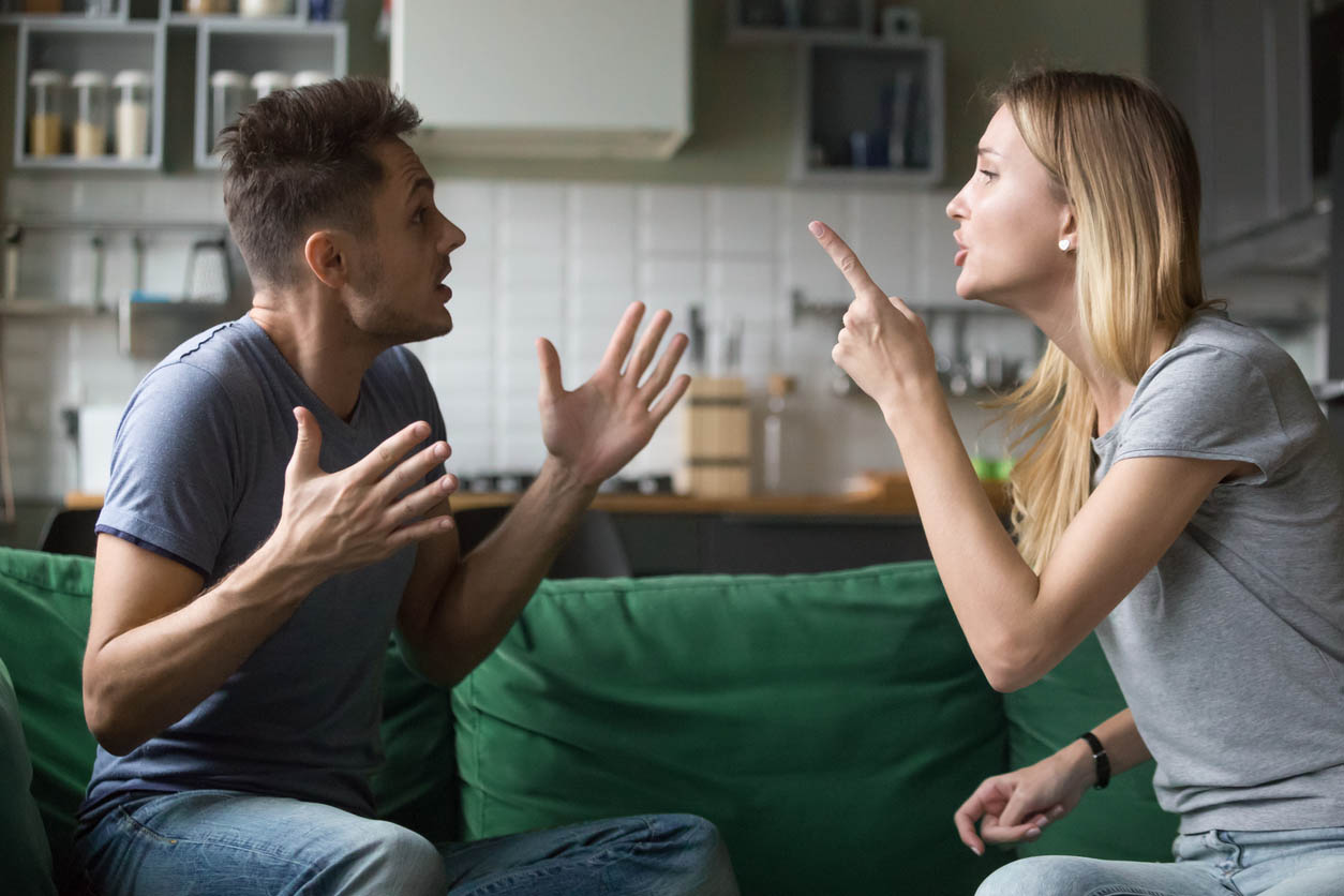 Couple de millénaire en colère faisant valoir criant blâmer mutuellement des problèmes