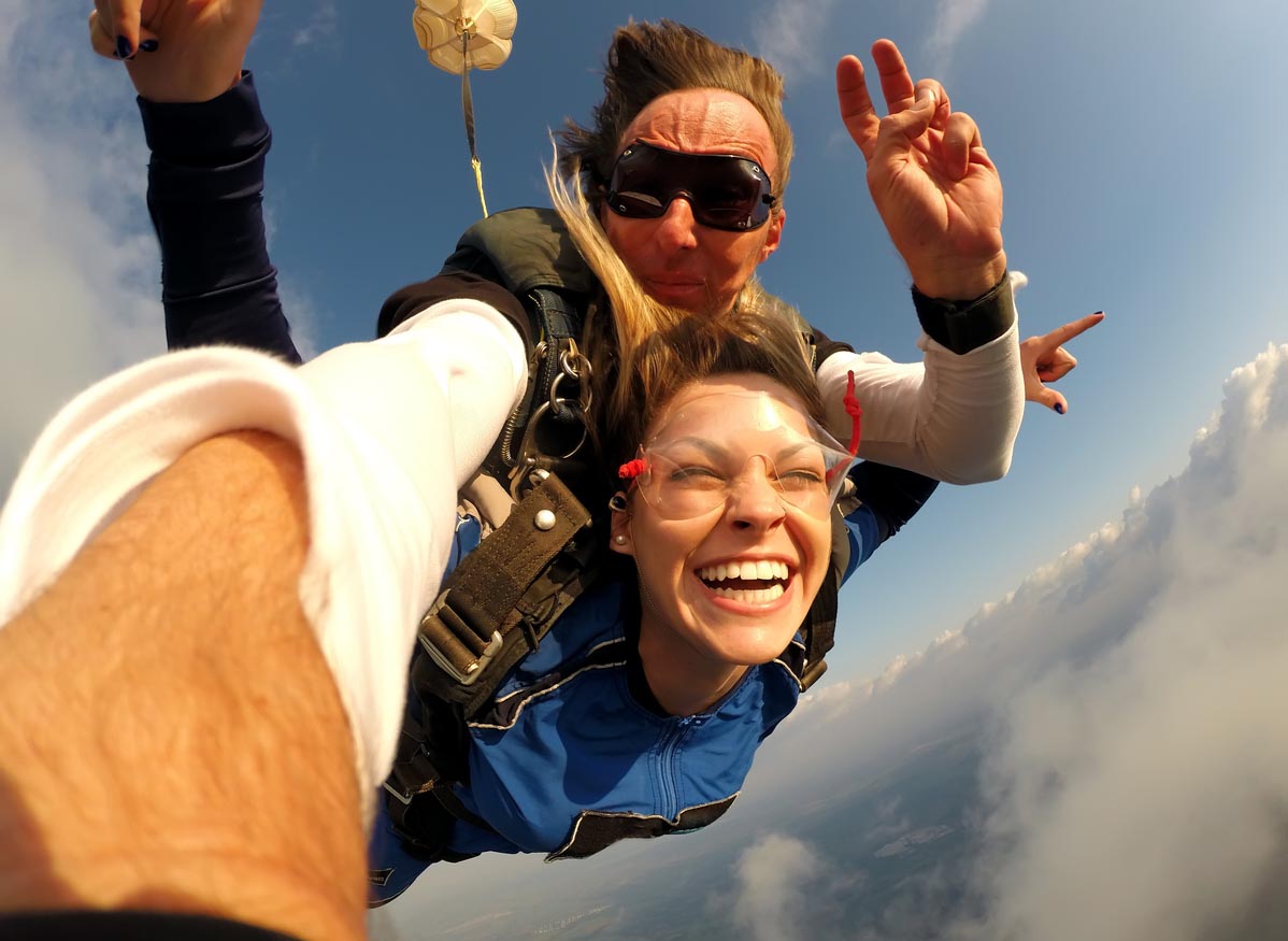 Saut en tandem Selfie avec jolie femme