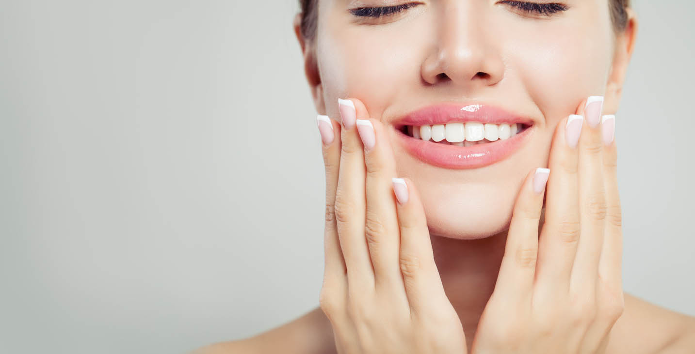 femme manucure après un gainage des ongles