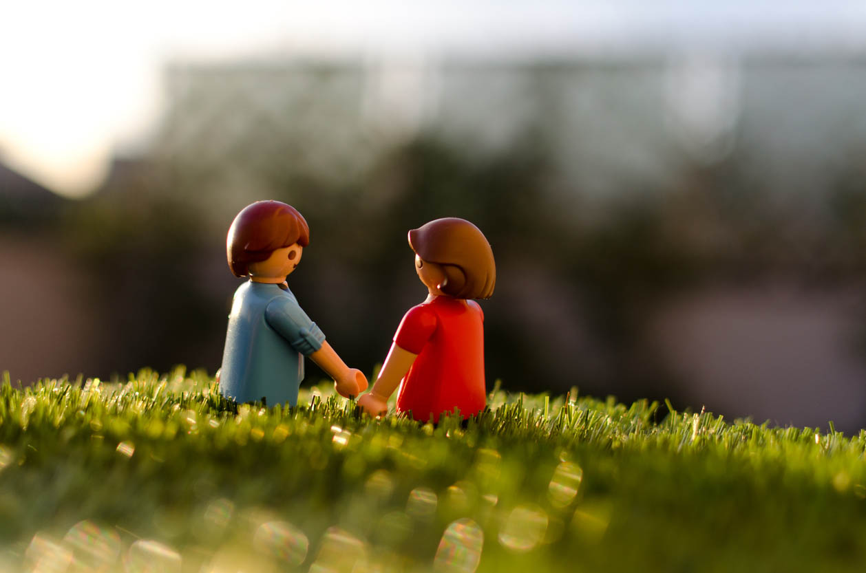 Playmobil couple homme et femme tenant les mains