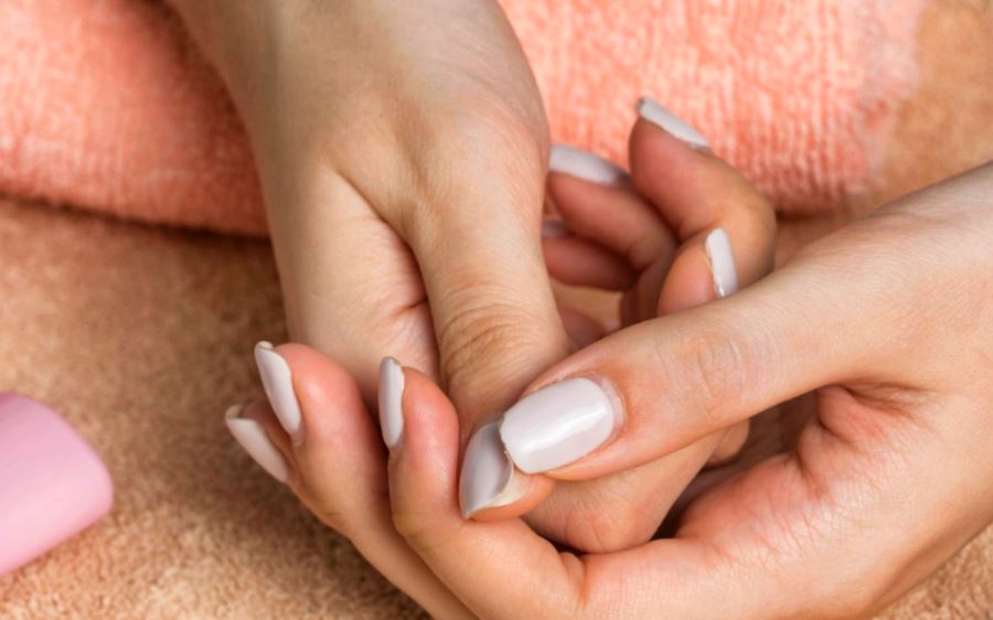 Femme Retire Faux Ongles En Capsule