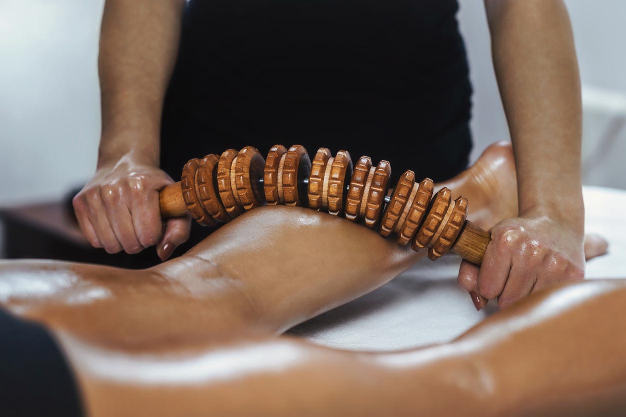 Massage de Maderothérapie avec rouleau en bois