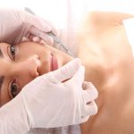 Exfoliant la peau avec son scalpel Dermaplaning