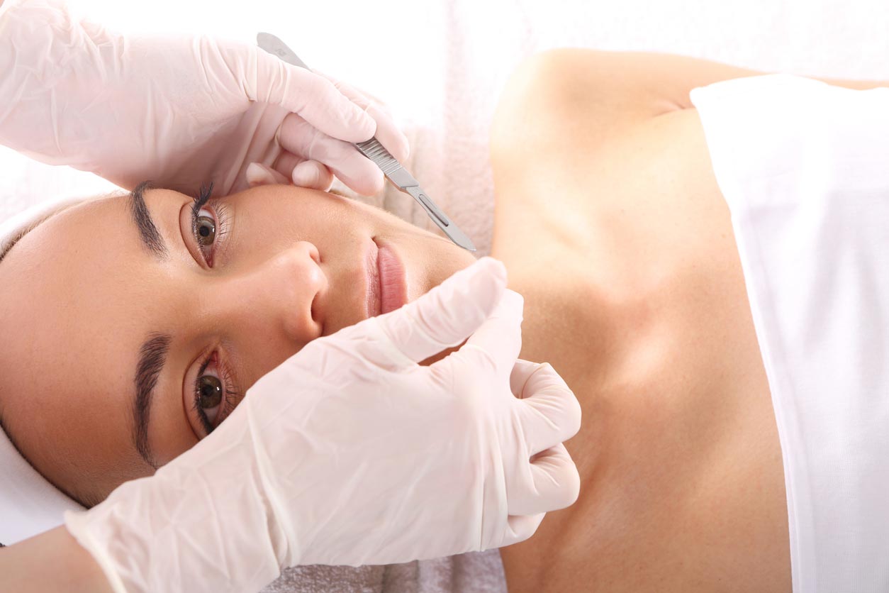 Exfoliant la peau avec son scalpel Dermaplaning