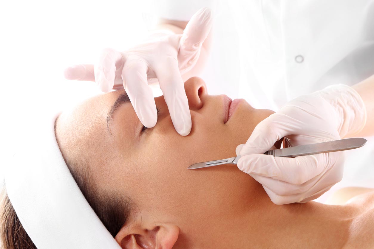 Couper les cicatrices femme en traitement de dermaplaning