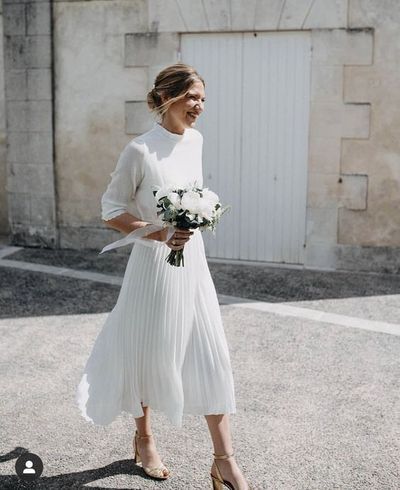 Une robe de mariée plissée