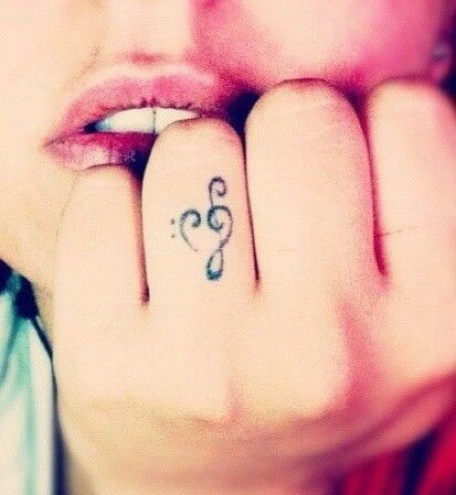 tatouages Mains Femmes