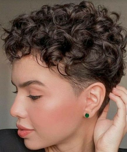 Coupe Garçonne Cheveux Frisés