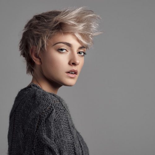 Combien de centimètres les cheveux poussentils par mois