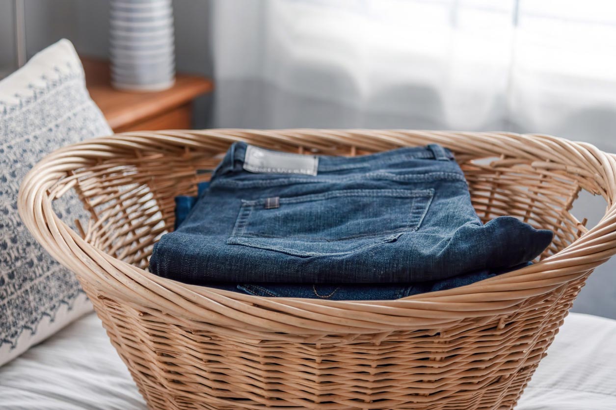 panier à linge avec un jean dedans