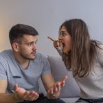 Femme crie sur son copain