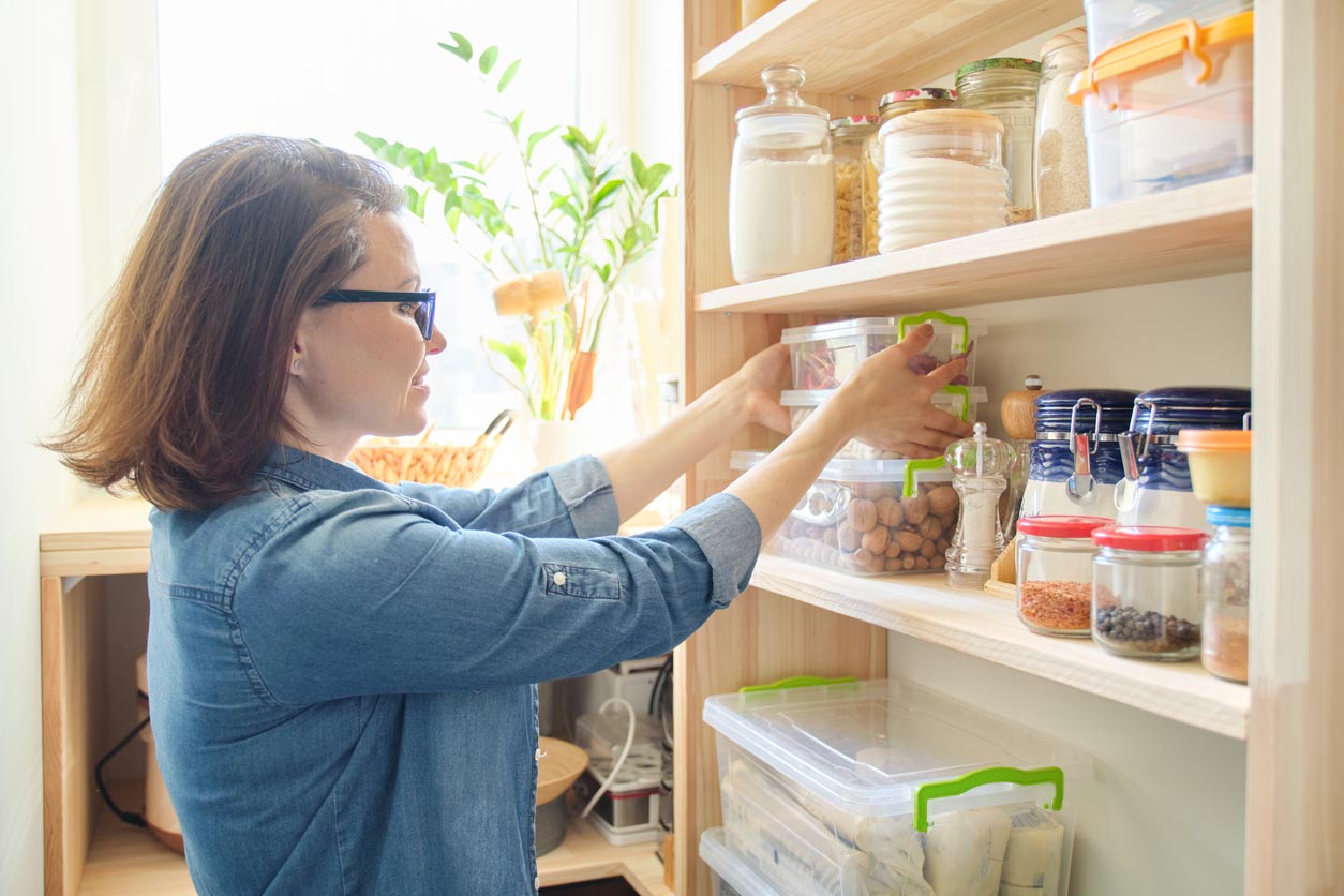 Femme qui range des boites sur une étagère