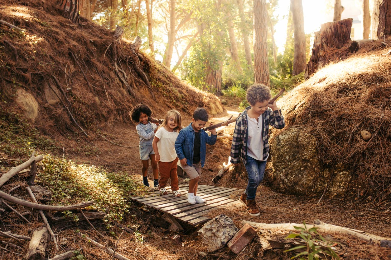 enfant jouent dans la foret 