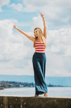 femme avec un jean flare