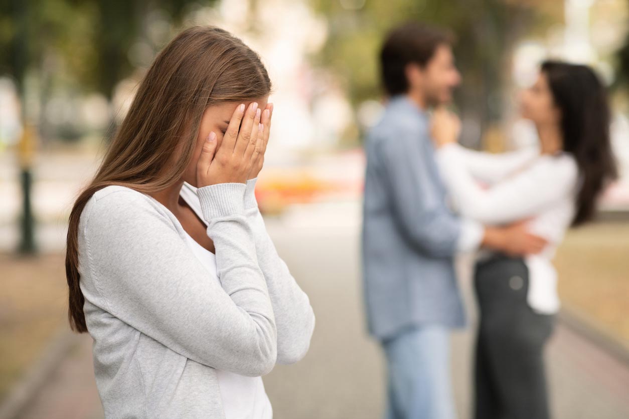 Femme triste de voir son petit ami avec une autre