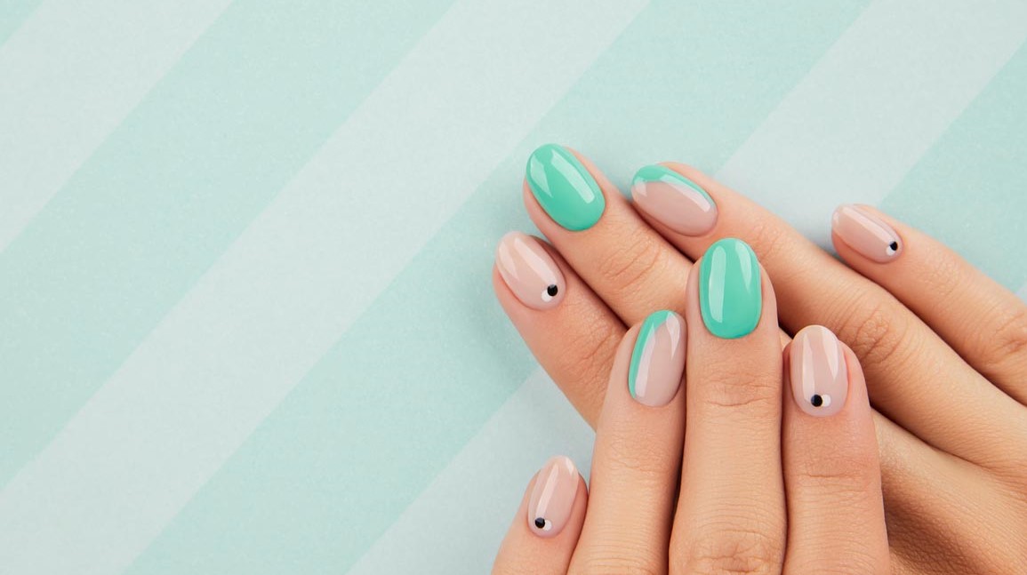 Nail art celadon avec points