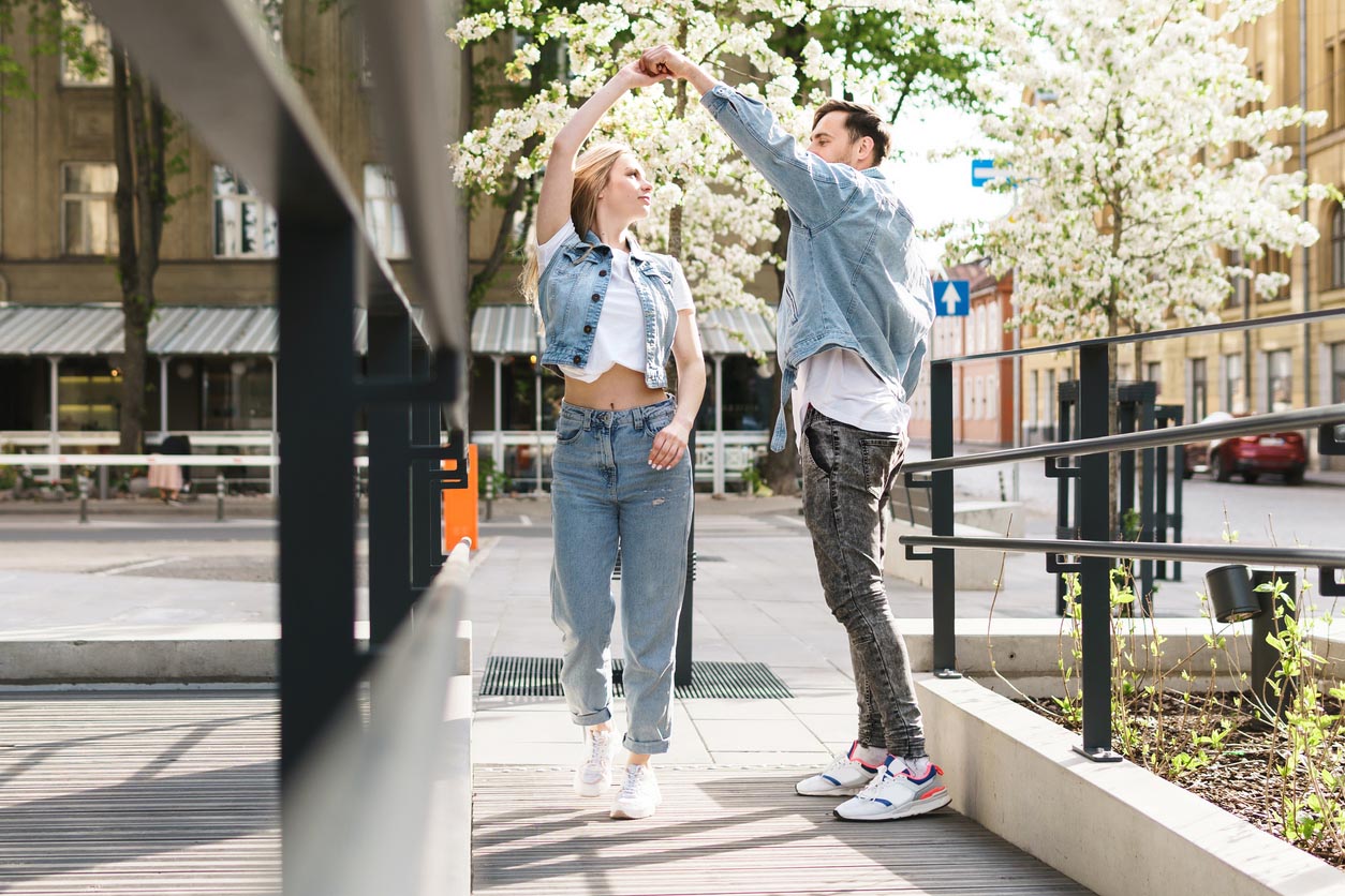 Couple danse dans la rue en jean