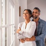 Couple heureux dans une maison