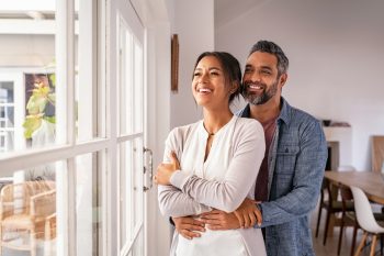 Couple heureux dans une maison