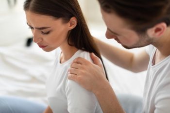 Un homme s'excuse auprès de sa femme