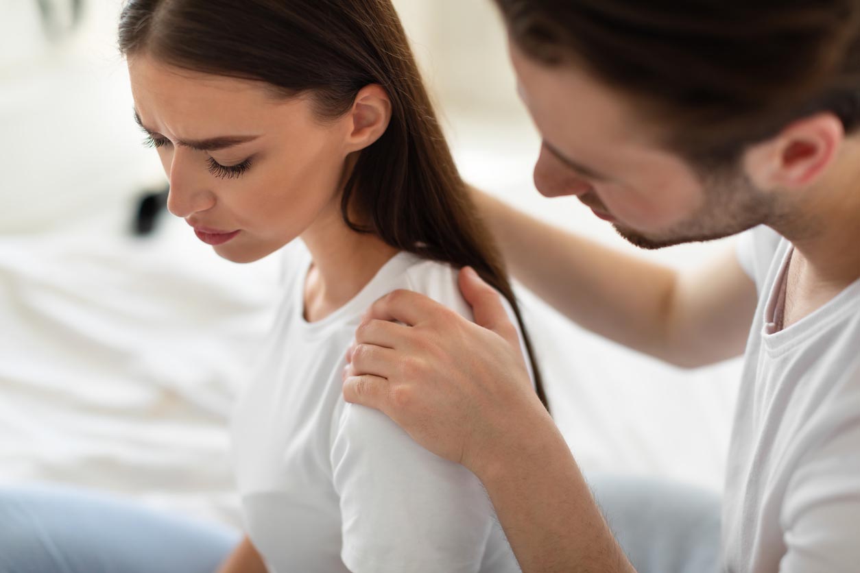 Un homme s'excuse auprès de sa femme