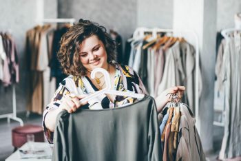 une femme regarde un vêtement